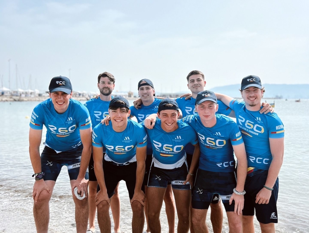 Más de 60 remeros participan en el Campeonato de España de Banco Fijo Llaut.