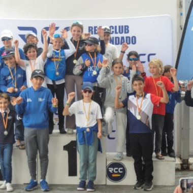 El Real Club El Candado celebra con éxito la segunda etapa del Circuito Provincial de Optimist 2026 «Senda Azul»